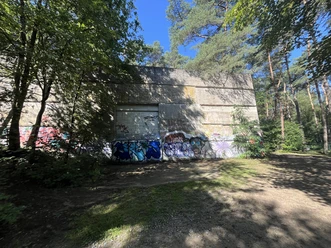 Alter Schießstand Rhedaer Forst Graffiti-besprühte Betonwand des alten Schießstands im Rhedaer Forst.
