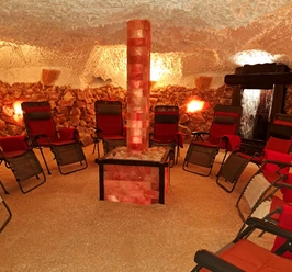 9 bequeme Liegen, die in der SlazGrotte Bad Driburg auf Gäste warten.