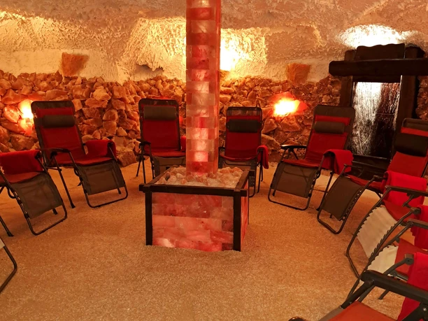 9 bequeme Liegen, die in der SlazGrotte Bad Driburg auf Gäste warten.