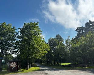 Stundenweg Weg am Waldrand mit Unterstand, Sitzbank und blauem Himmel bei Schwanewede.