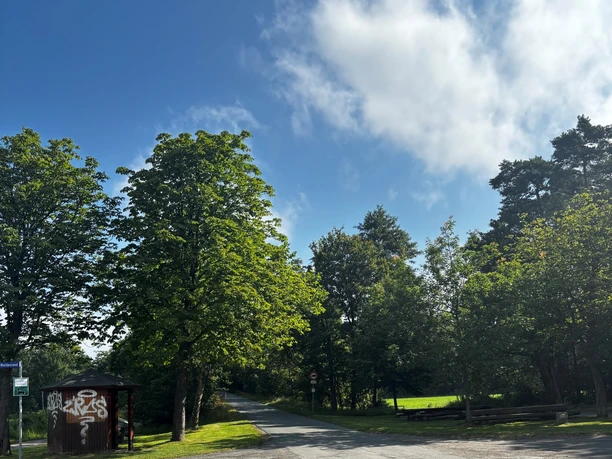 Stundenweg Weg am Waldrand mit Unterstand, Sitzbank und blauem Himmel bei Schwanewede.