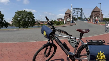radtour-hooksiel-wilhelmshaven-kaiser-wilhelm-bruecke.jpg Alternativtext / Alt-Text: RadKaleu-Fahrrad vor der Kaiser-Wilhelm-Brücke in Wilhelmshaven