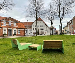St. Lambertiplatz Liegen.jpg Grüne Liegen auf dem Lambertiplatz.