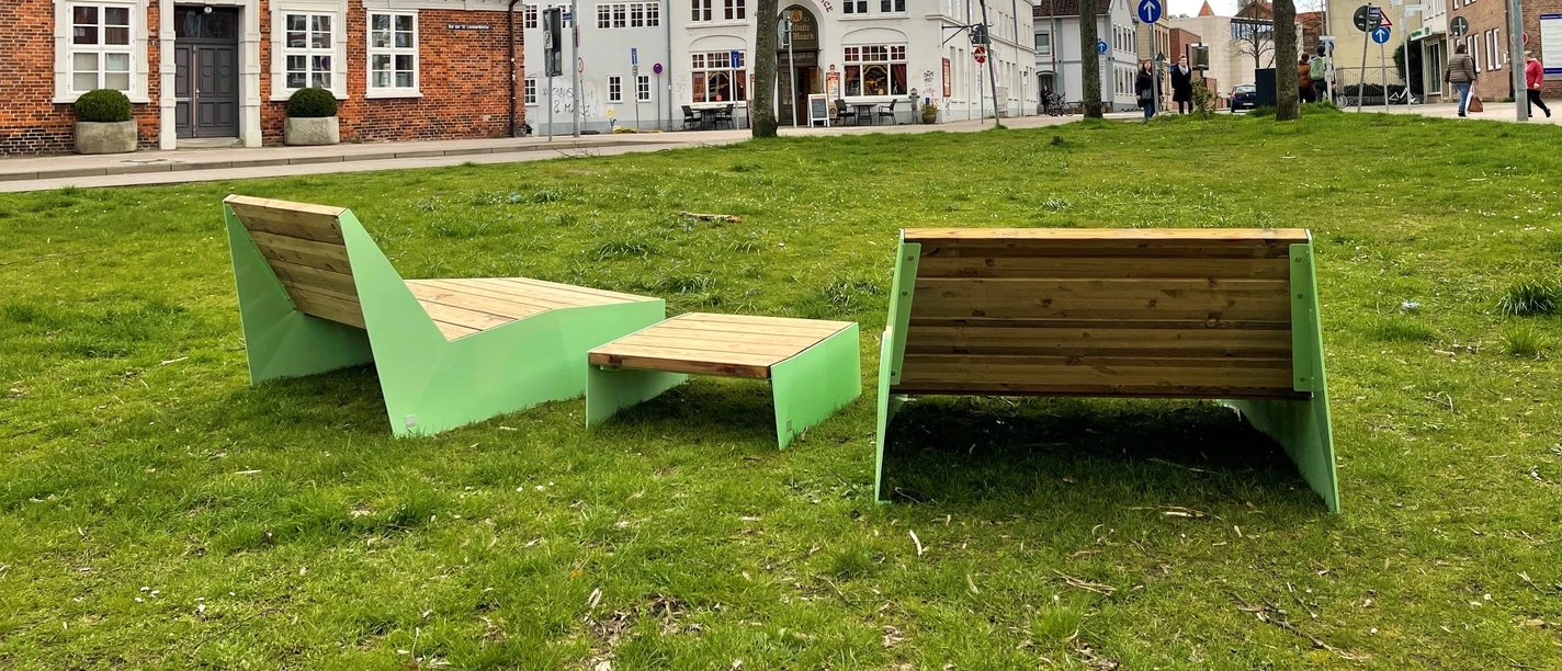 Grüne Liegen auf dem Lambertiplatz.