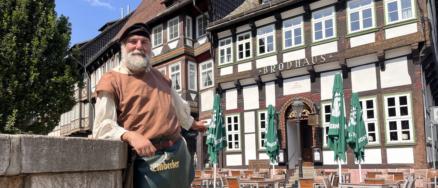 Braumeister, Marktplatz, Fachwerk, Brunnen, Brodhaus, ©Einbeck Tourismus (3).jpeg Braumeister in historischer Kleidung am Brunnen vor dem Brodhaus in Einbeck.