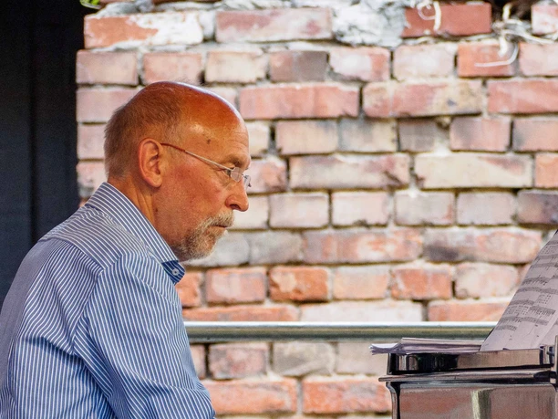 H.-W. Plate am Klavier (Ralf Gasterstedt).jpg