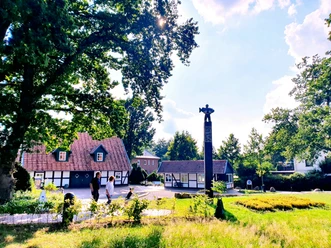 Dorfhaus Hüde mit Dorfplatz