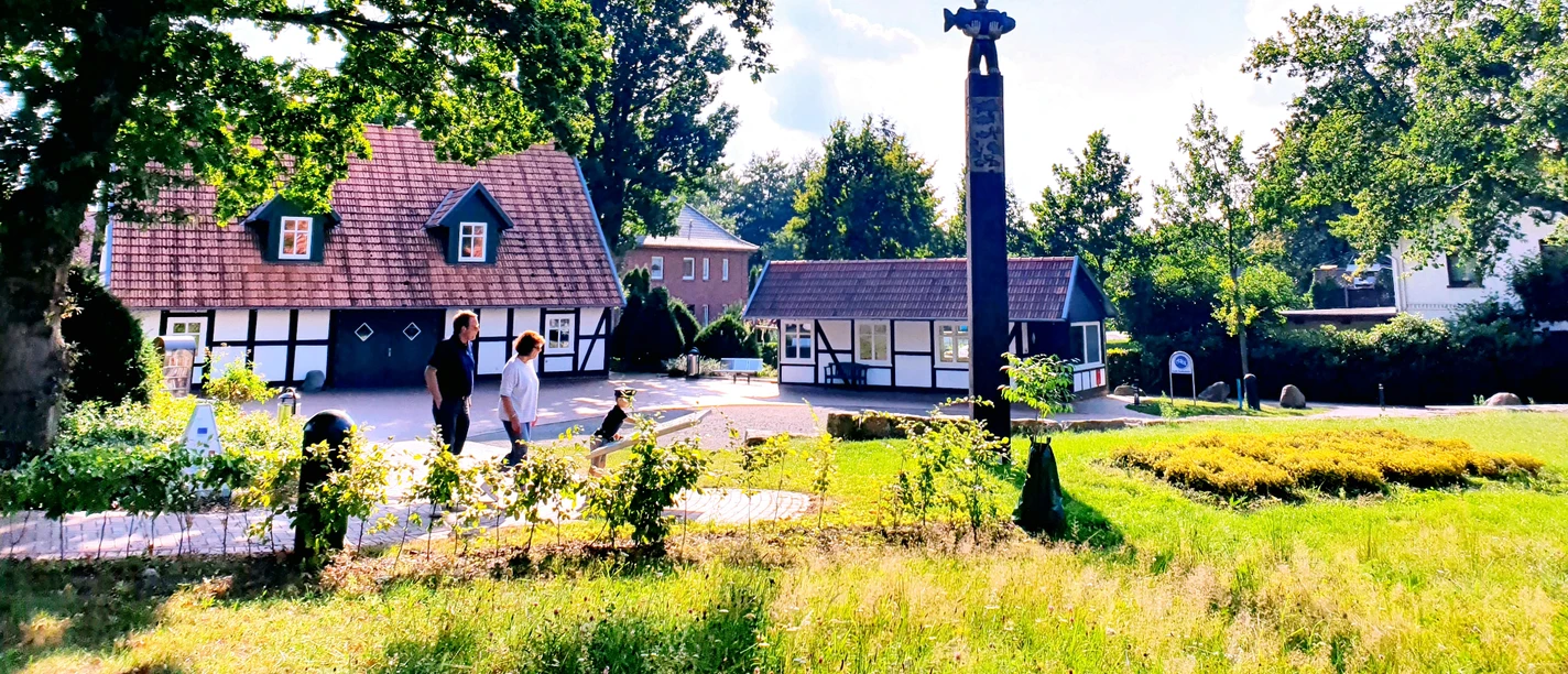 Dorfhaus Hüde mit Dorfplatz