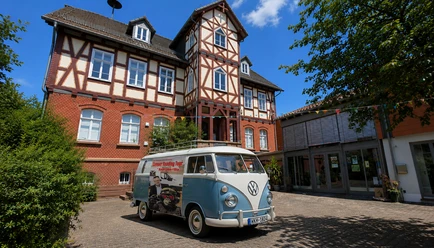 Mareike_Urbanek_231311703492043_6599451775618490006_CamperReadingTour_02082026_WkhmitBus