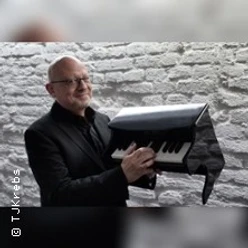 Frank Chastenier am Klavier vor heller Backsteinwand im King Georg Klubbar