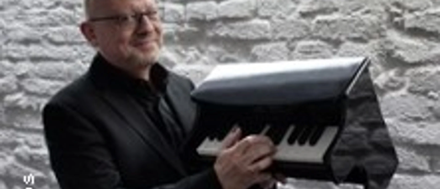 Frank Chastenier am Klavier vor heller Backsteinwand im King Georg Klubbar