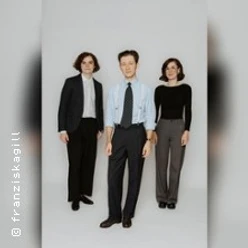 Hannes Klemme Trio als Porträt: drei Musiker in dunkler Kleidung vor hellem Hintergrund