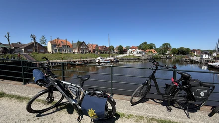 Hafen von Carolinensiel auf der Radtour Hooksiel–Neuharlingersiel RadKaleu-Fahrrad am Hafen von Carolinensiel auf der Radtour von Hooksiel nach Neuharlingersiel