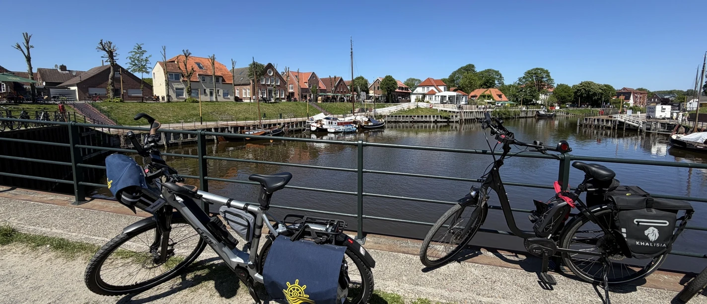 Hafen von Carolinensiel auf der Radtour Hooksiel–Neuharlingersiel RadKaleu-Fahrrad am Hafen von Carolinensiel auf der Radtour von Hooksiel nach Neuharlingersiel