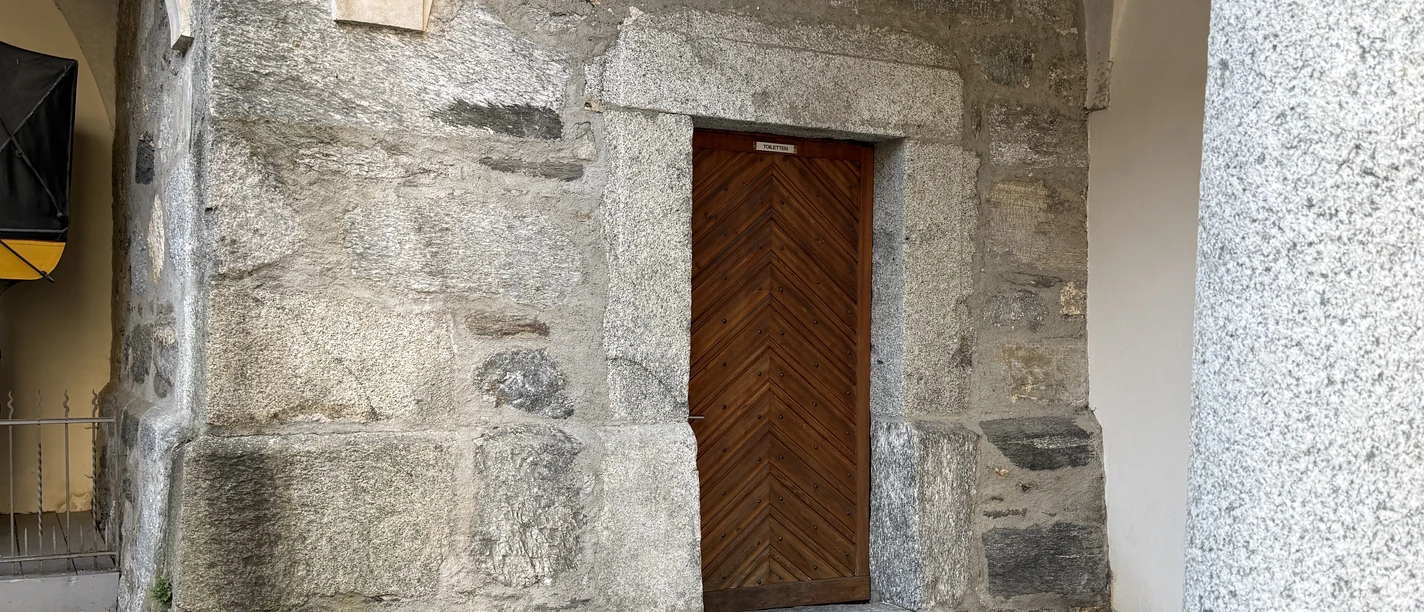 Öffentliche Toilette Schlosshof.JPG