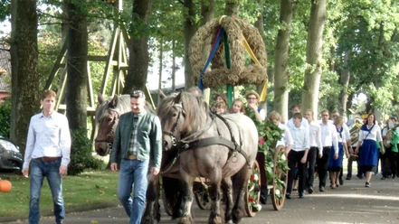 Umzug mit Pferd beim Erntefest in Vorwerk Umzug mit Pferd beim Erntefest in Vorwerk