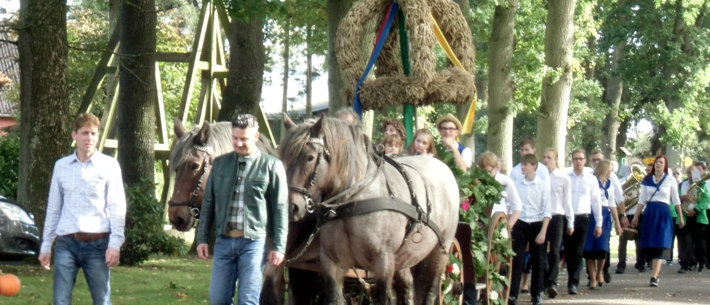 Umzug mit Pferd beim Erntefest in Vorwerk Umzug mit Pferd beim Erntefest in Vorwerk