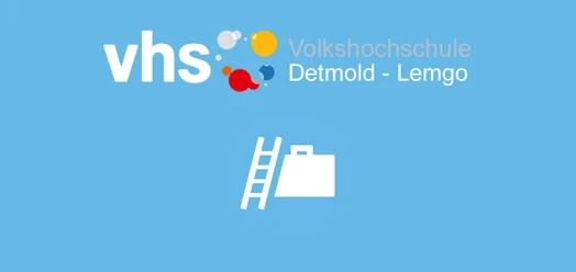 Logo der vhs Detmold-Lemgo auf blauem Hintergrund mit weißem Ordner- und Leiter-Symbol
