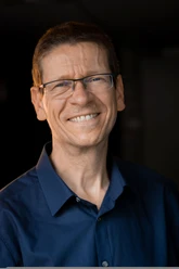 Martin Korte Portrait.jpg Porträt von Prof. Dr. Martin Korte, lächelnd mit Brille und blauem Hemd.