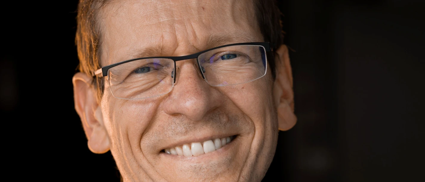 Martin Korte Portrait.jpg Porträt von Prof. Dr. Martin Korte, lächelnd mit Brille und blauem Hemd.