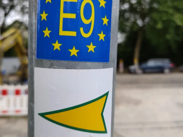 Wegweiser Fernwanderweg E9 in Bremerhaven
