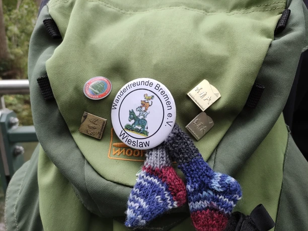 Wandersticker auf einem Rucksack