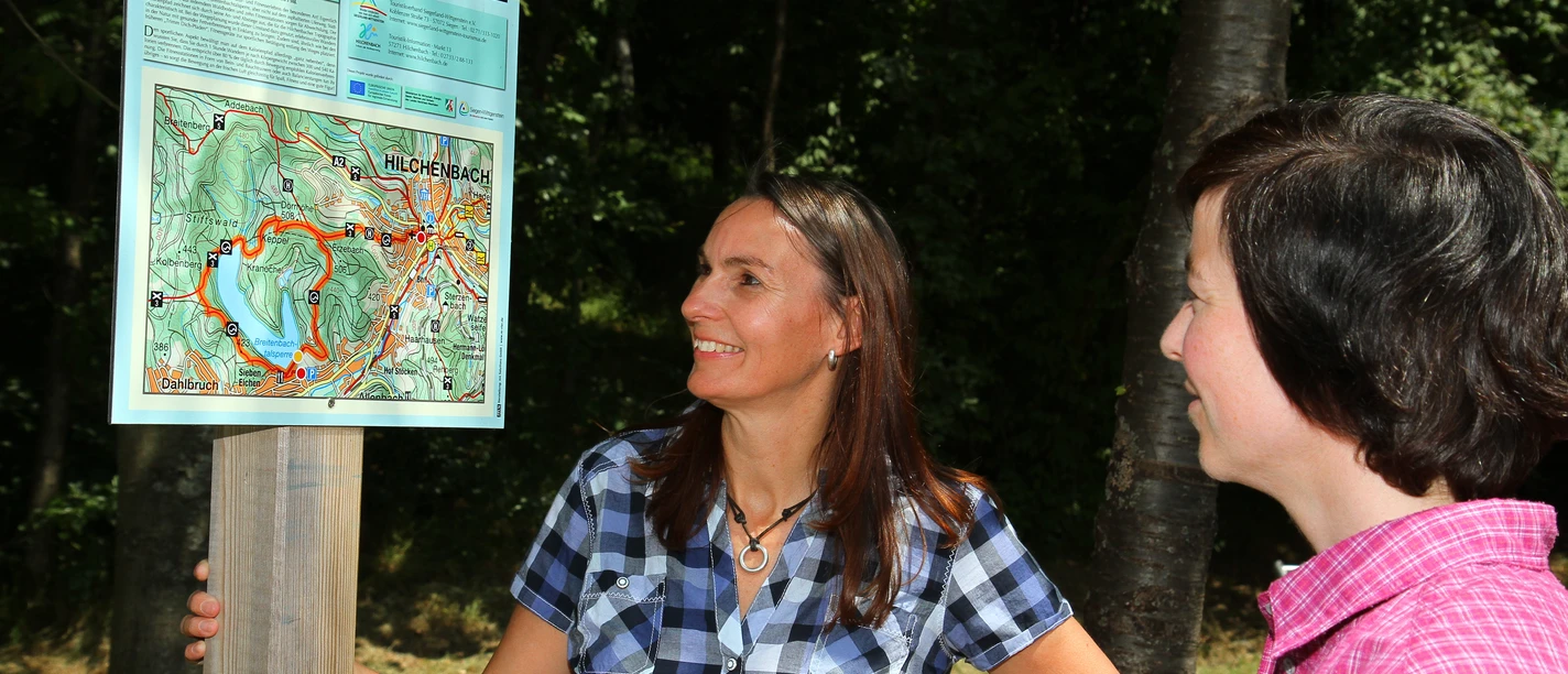 Kalorienpfad_Wanderer an der Wanderkarte Kalorienpfad_Wanderer an der Wanderkarte