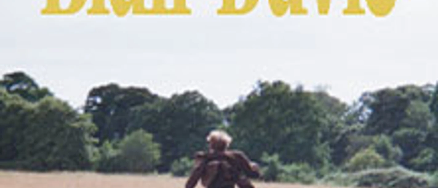 Gelber Schriftzug „Blair Davie“ über einer Person, die durch ein sommerliches Feld läuft