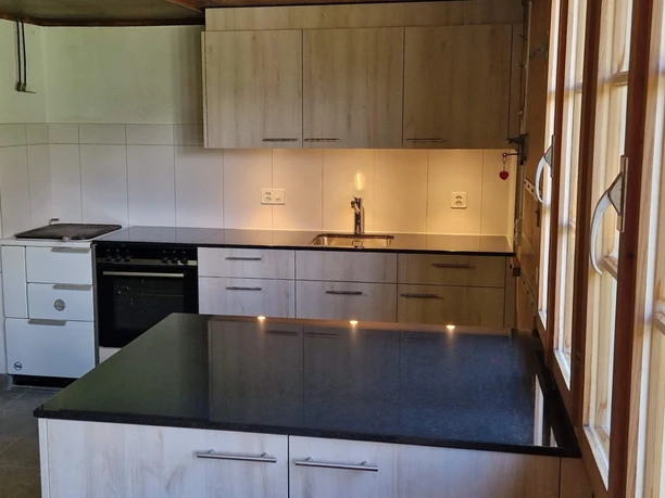 Nouvelle cuisine dans un chalet d'alpage avec plan de travail