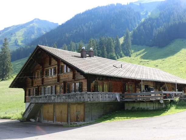 Ambiance matinale au refuge. Le paysage époustouflant en arrière-plan