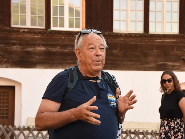 Hans Iseli berichtet lebhaft von "seinem" Dorf Diemtigen