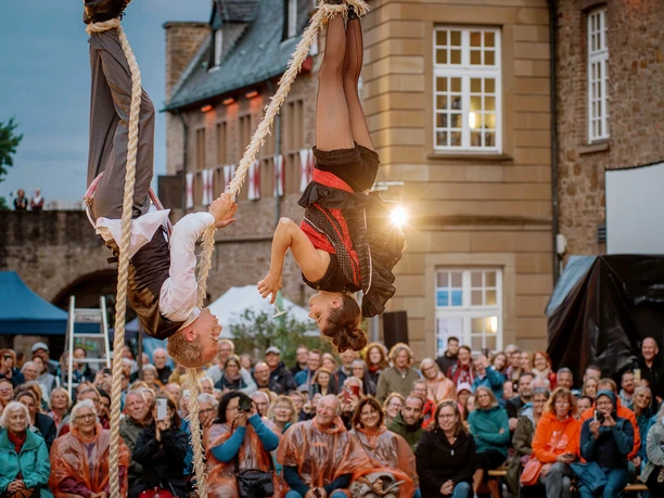 Broicher Schlossnacht 2025 „Le Bistro” live bei der Broicher Schlossnacht 2025 im Innenhof von Schloß Broich