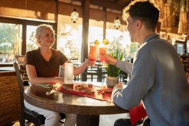 Gäste beim Anstoßen in der Kiwara Lodge im Zoo Leipzig | Leipzig Convention Bureau Gäste stoßen im Restaurant und der Eventlocation Kiwara Lodge im Zoo Leipzig an – präsentiert vom Leipzig Convention Bureau