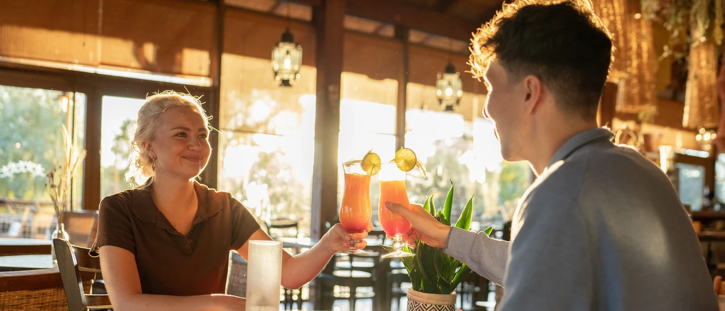 Guests toasting at Kiwara Lodge at Zoo Leipzig | Leipzig Convention Bureau Guests raising glasses in the restaurant and event venue Kiwara Lodge at Zoo Leipzig – presented by Leipzig Convention Bureau