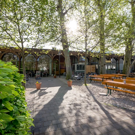 Beer garden of the event venue Bayerischer Bahnhof Gasthaus und Gosebrauerei | Leipzig Convention Bureau ALT (British English) Beer garden at the event venue Gasthaus & Gosebrauerei Bayerischer Bahnhof – presented by Leipzig Convention Bureau
