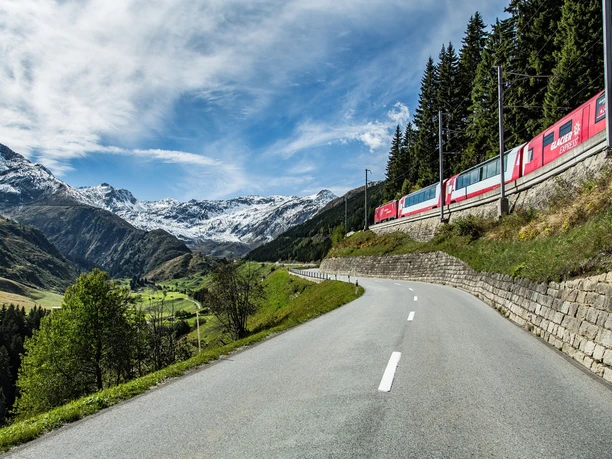 mys-Glacier Express AG-Glacier Express mit Oberalppassstrasse