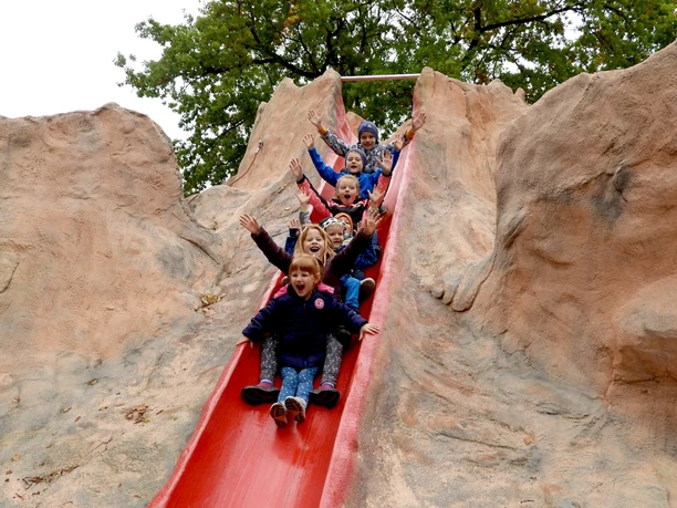 Vulkanspielplatz "Fred Porphyrstein" am Geoportal Röcknitz - Ausflugsziel in der Region Leipzig