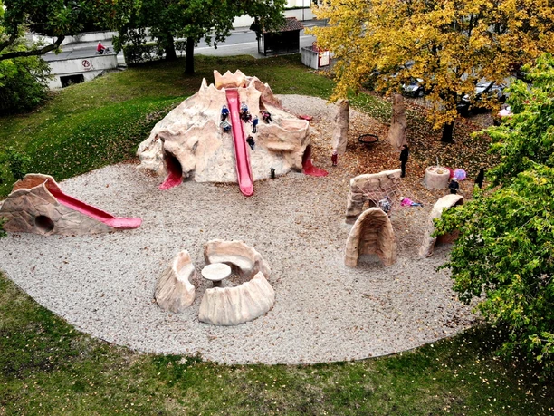 Vulkanspielplatz "Fred Porphyrstein" am Geoportal Röcknitz - Ausflugsziel in der Region Leipzig