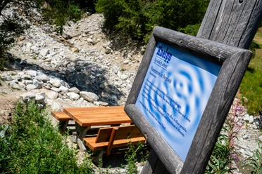 Kneipp-Wassertreten im Bergbach mit Sitzplatz und Informationstafel