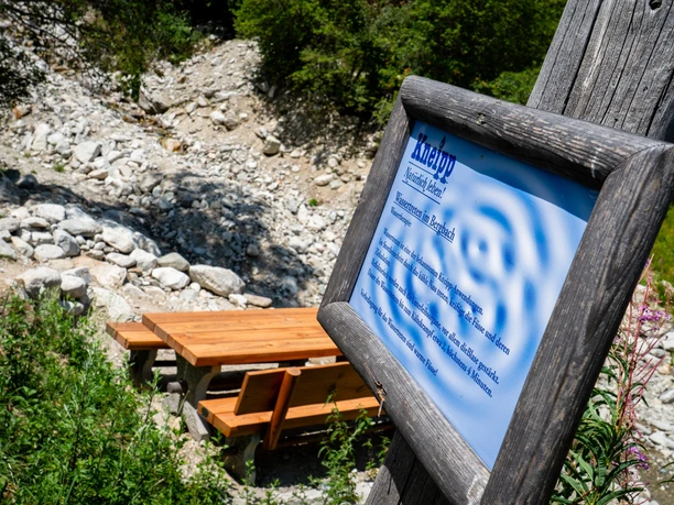 Kneipp-Wassertreten im Bergbach mit Sitzplatz und Informationstafel