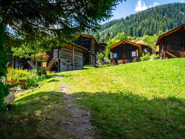 Traditionelle Walliser Holzhäuser im sommerlichen Bergdorf