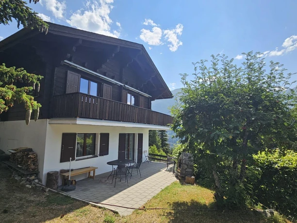 7 - Chalet von vorne breit