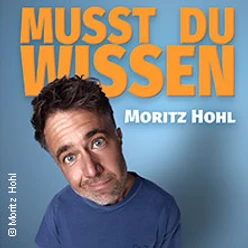 Plakat zu „Musst du wissen“: Moritz Hohl mit geneigtem Kopf vor blauem Hintergrund