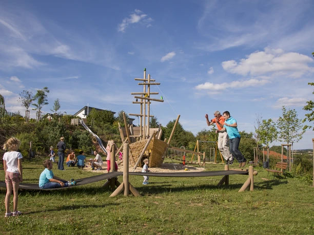 Eine Trampolinbahn für Groß & Klein Sie sehen die Trampolinbahn, welche für große und kleine Entdecker geeignet ist.