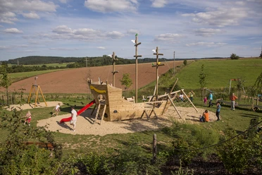 Piratenschiff, Spielplatz Bockental Sie sehen die Hauptattraktion des Spielplatzes Bockental, ein Piratenschiff aus Holz.