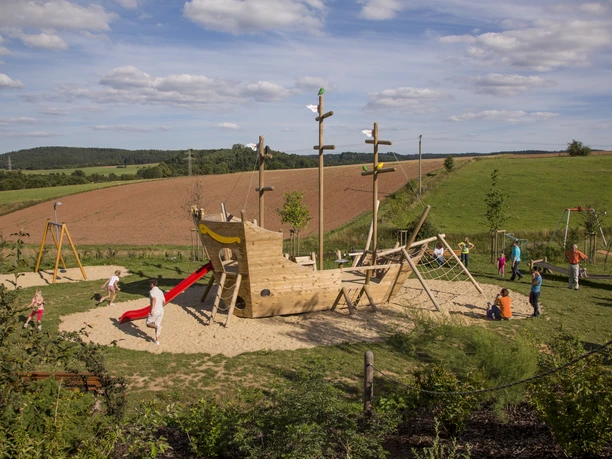Piratenschiff, Spielplatz Bockental Sie sehen die Hauptattraktion des Spielplatzes Bockental, ein Piratenschiff aus Holz.