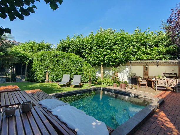 Pool und Garten am "The DEER House"