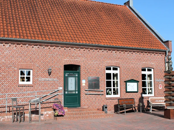 Puppenmuseum im Bürgerhaus Alte Schule, Niederlangen (außen) ©Emsland Tourismus GmbH (1).JPG