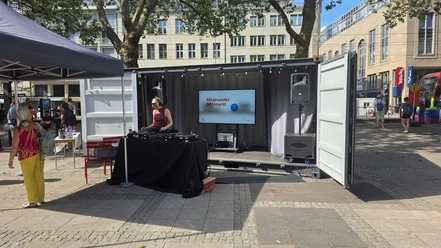 Eröffnungsveranstaltung - Miteinander NEUmarkt DJ-Pult vor einer Containerbühne beim Open-Air-Festival Miteinander NEUmarkt in Köln