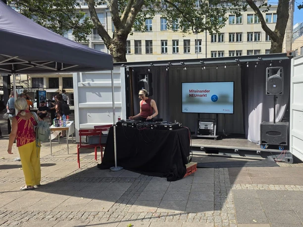 Eröffnungsveranstaltung - Miteinander NEUmarkt DJ-Pult vor einer Containerbühne beim Open-Air-Festival Miteinander NEUmarkt in Köln